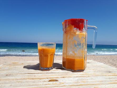 Juice detox on the beach